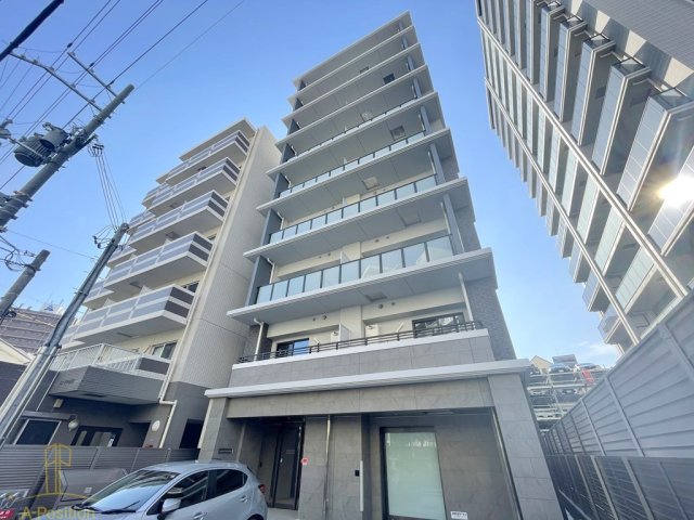 ロイジェント玉川/福島区玉川2丁目/千日前線/玉川駅 /1LDK/ シンプルでモダンなキッチン。 天井が高めで、照明や白い壁が明るく、広く感じさせてくれます。