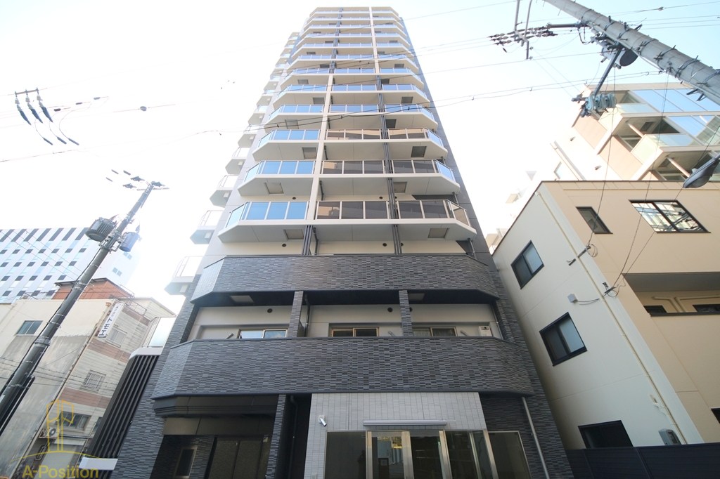 コンフォリア・リヴ新梅田/市福島区福島６丁目/ＪＲ大阪環状線/福島駅/1LDK/お部屋は人気な白基調。カウンターキッチンでお料理もしやすい広いキッチン。ウォークインクローゼットもありお洋服以外のものも色々収納できます。